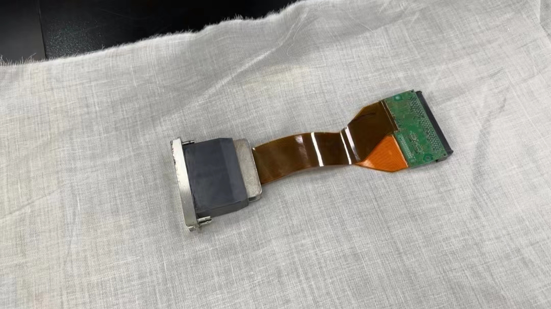 數(shù)碼印花機(jī)墨水干在噴頭上如何清洗?