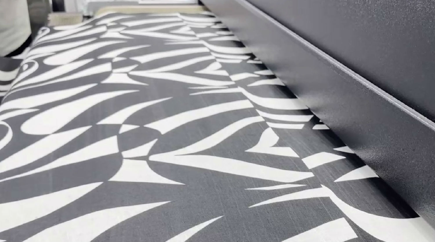 數碼印花機打印布料定位不準確怎么解決?